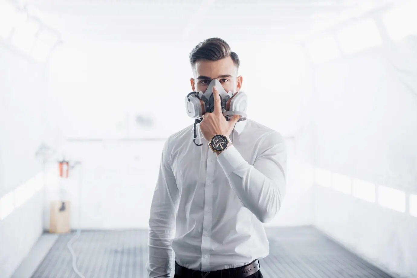 Meister im Spritzlackieren für die Autolackierung in der Automobilindustrie.