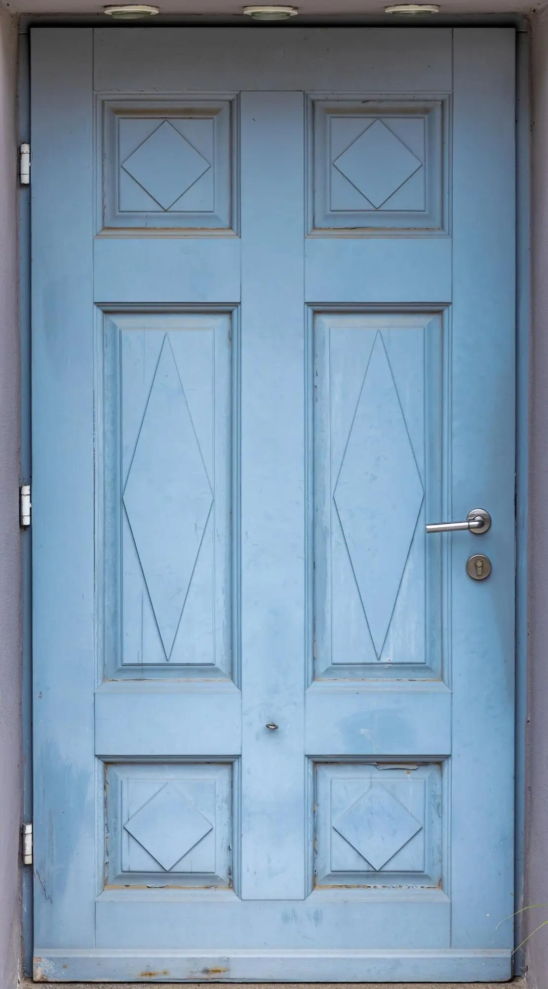 Klassische blaue Tür, geometrisches Muster, Eingang, ornamentales Holzdesign